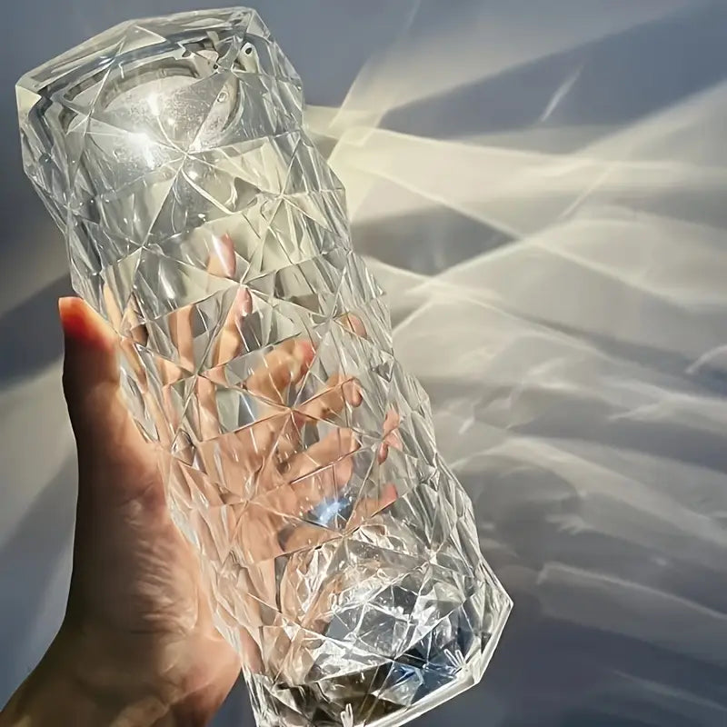 LumiGlow™ — Ilumina con elegancia y activa al detectar tu presencia.