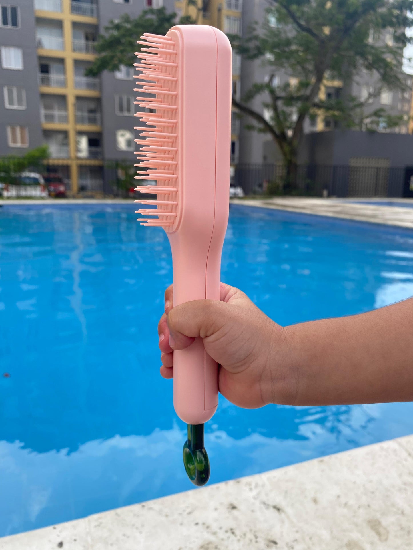 ✨El Cepillo Inteligente que se Limpia Solo con un Clic + 🎁 Incluye GRATIS una Peineta para Planchar tu Cabello